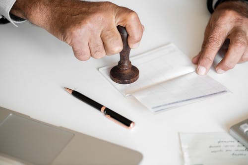 What is a mortgage broker